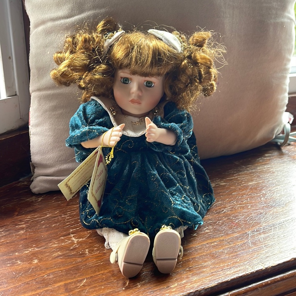 COLLECTORS CHOICE Animated Musical Porcelain Doll- NOS